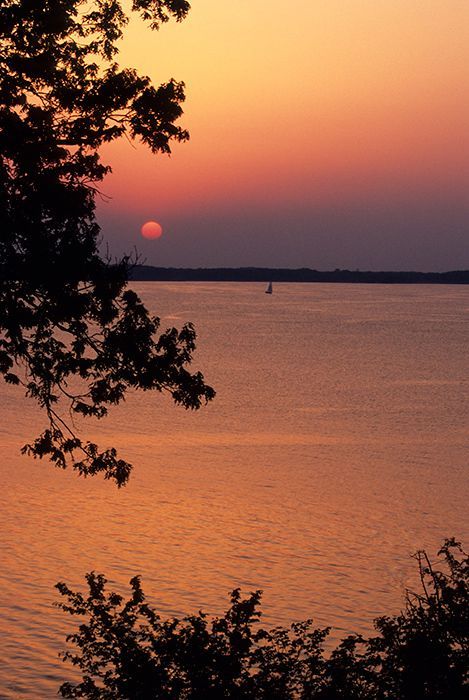 Sunset on Kentucky Lake Southern Scenery, Places To Visit In Kentucky, Kentucky Landscape, Kentucky Lake, Paducah Kentucky, Land Between The Lakes, Kentucky Travel, Most Beautiful Places To Visit, Natural Waterfalls