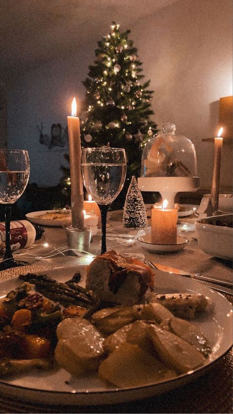 Christmas Eve Dinner, Christmas Aesthetic Wallpaper, Dinner Room, Holiday Mood, Christmas Decorations For The Home, Instagram Food, Pisco, Fake Story, Christmas Aesthetic