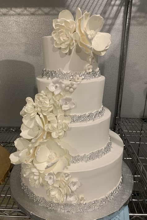 Fancy Wedding Cakes Classy, Big White Wedding Cake, White Quince Cake, Arab Wedding Cake, Wedding Cake Ideas Elegant Beautiful, Quinceañera Cake Ideas, Glamorous Wedding Cakes, Wedding Cake Designs Elegant, White And Silver Wedding