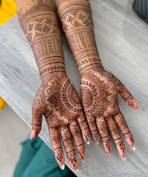 Bridal Palms ❤️ Swipe to see her gorgeous stain 👉🏼😍 💡 inspo : @emaarts_ @sbd.designs @enticinghenna 🍃 cones: @henna_by_summaiya . . . . . . . #henna #mehndi #hennartist #nikkah #wedding #london #pakistani #mehndidesign #art #bride #dome #grid #vines #bridalhenna #nails #elegant #hennastain #hennastainprogression #aesthetic #wedding #red Elegant Bridal Henna, Grid Henna Designs, Sbd Designs, Henna Palm, Nikkah Wedding, Wedding London, Henna Stain, Nails Elegant, Henna Tattoo Designs Hand