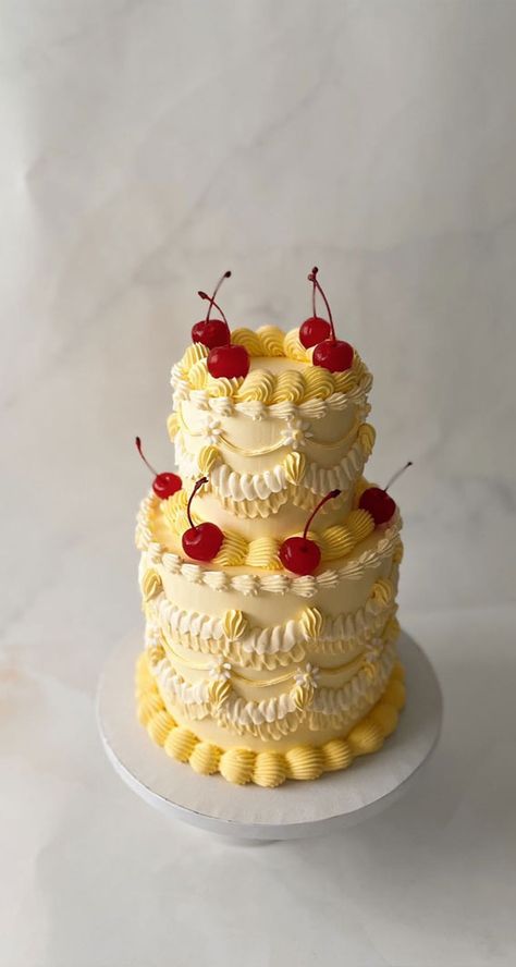 Vintage Lemon Cake, Cake Decorating Yellow, Orange Vintage Cake, Retro Cake Ideas, Yellow Vintage Cake, Victorian Style Cake, Vintage Buttercream Cake, Lambeth Cakes, Yellow Birthday Cake