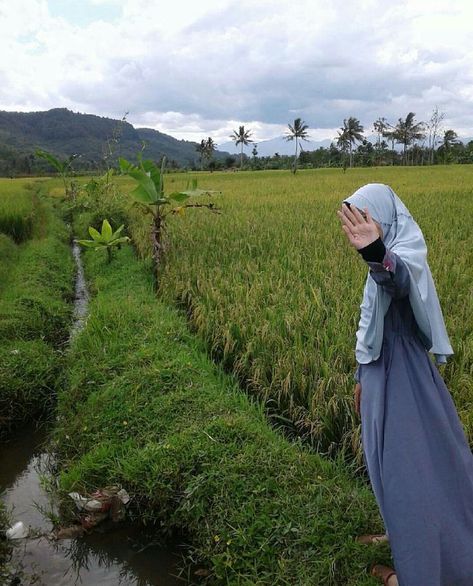 Lagi di sawah😂 Hijab Dp, Muslim Images, Niqab Fashion, Hijab Niqab, Beauty Places, Hijab Aesthetic, Hijab Cartoon, Stylish Photo Pose, Muslim Hijab