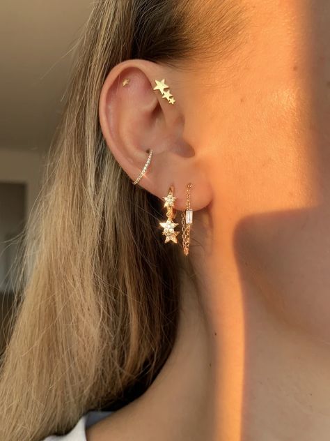 Minimalist Ear Piercings, Ankle Jewelry, Body Jewelry Piercing, White Gold Earrings, Delicate Rings, Jewelry Inspo, Summer Jewelry, Chain Earrings, Pretty Jewellery