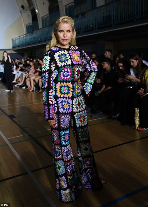 Paloma Faith catches the eye in a crochet quilt-inspired jumpsuit at the Ashish LFW show Celebrity Crochet Outfits, Granny Square Jumpsuit, Celebrity Crochet, Crochet Fashion Trends, Crochet Jumpsuit, Ella Eyre, Crochet Jumpsuits, Crochet Outfits, Paloma Faith