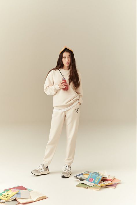 Korean Photoshoot, New Balance Outfit, Outfit Korean, Brand Magazine, Iu Fashion, Studio Photoshoot, Korean Actresses, Korean Actress, Blackpink Fashion