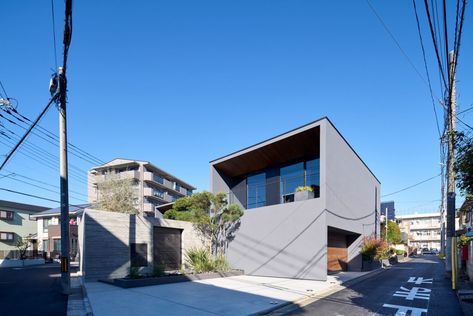 Apollo Architects & Associates creates multi-generational home with walled-in garden Small House Japan, Apollo Architects, Board Formed Concrete, Houses In Japan, Clad Home, Metal Facade, Small Courtyards, Dark Wood Floors, Glass Roof