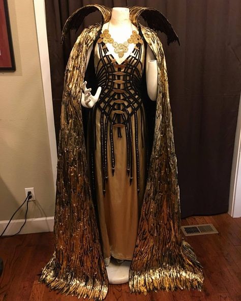 Hobbit Cosplay, Queen Ravenna, Game Of Thrones Dress, Period Outfit, Gold Feathers, Movie Costumes, Historical Dresses, Modern Dress, Costume Outfits