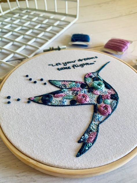 embroidery ideas Hummingbird Diy, Hummingbird Embroidery, Bird Embroidery Pattern, Bird Craft, Cat Embroidery Design, Clothes Embroidery Diy, Diy Embroidery Kit, Wooden Embroidery Hoops, Embroidery Diy