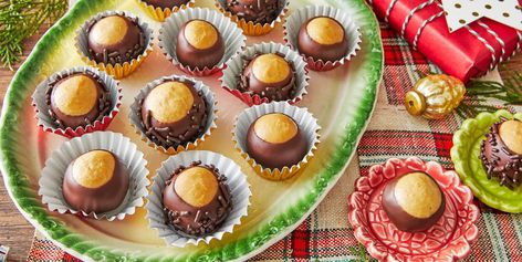 Chocolate Buckeyes, Superbowl Desserts, Buckeyes Recipe, Christmas Food Gifts, Christmas Candy Recipes, Peanut Butter Balls, Peanut Butter Lovers, Easy Peanut Butter, Natural Peanut Butter