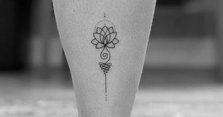 Tatouage lotus : Symboles, signification et exemples - Mon Tatoueur Lotus Tattoo, Lotus Flower Tattoo, Lotus Flower, Triangle Tattoo, Geometric Tattoo, Flower Tattoo, Lotus, Tattoos