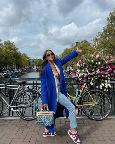 Amsterdam Street Style, Amsterdam Outfit, Amsterdam Fashion, Celebrity Casual Outfits, Blue Trench Coat, Europe Outfits, Winter Fashion Outfits Casual, Practice Outfits, Moda Chic