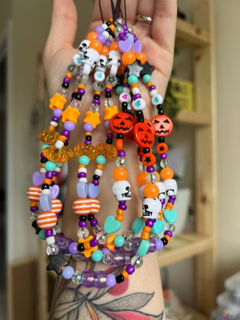 Diy Phone Charm Strap, Halloween Phone Charm, Skull Bead Jewelry, Cute Pouch, Handmade Skulls, Halloween Clay, Halloween Beads, Halloween Charms, Diy Bracelet Designs