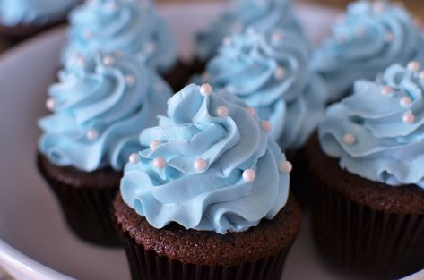 Blue Baby Shower Cupcakes, Professional Cupcakes, Baby Shower Cupcakes For Boy, Baby Boy Cupcakes, Italian Meringue Buttercream, Baby Shower Chocolate, Idee Babyshower, Cupcakes For Boys, Diy Cupcake