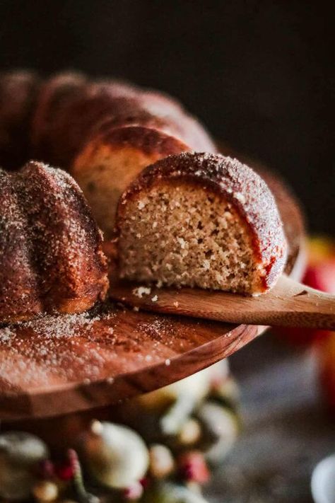 -Apple Cider Donut Cake tastes exactly like the irresistible apple cider donuts from the farmstands that dot the country roads of Connecticut in the fall. This post may contain affiliate links. As an Amazon Associate, I earn from qualifying purchases. See my Affiliate Disclosure.  This cake has all the rich, apple-y flavor and the dense cake-y texture of those donuts. It even has that irresistible sugar-y crunch of the cinnamon sugar coating.I love the apple cider donuts we get when… Apple Cider Donut Cake, Cider Donut Cake, Cider Donuts Recipe, Easy Bundt Cake, Apple Bundt Cake, Cake Form, Dump Cakes, Donut Cake, Toffee Cookies