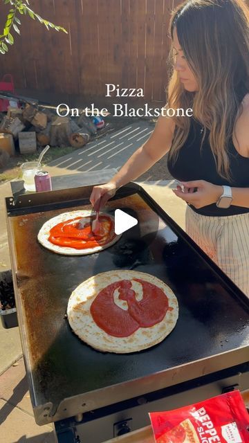 Arielle on Instagram: "Pizza on the Blackstone plus a yummy Olipop you can’t go wrong.   #olipoppartner #olipop #blackstonegriddlerecipes #blackstonegriddleowners #blackstone #blackstonegriddle #blackstoneproducts #pizzaonthegrill #pizzaontheblackstone #motherhood #relatablemom #outdoorcooking #easyfamilymeals #easydinner #dinnerideas" Cooking Pizza On Blackstone Griddle, Blackstone Pizza Recipes, Blackstone Camping Meals, Pizza On Blackstone Griddle, Easy Blackstone Meals, Black Stone Griddle Recipes, Blackstone Dinner Ideas, Blackstone Pizza, Blt Pizza