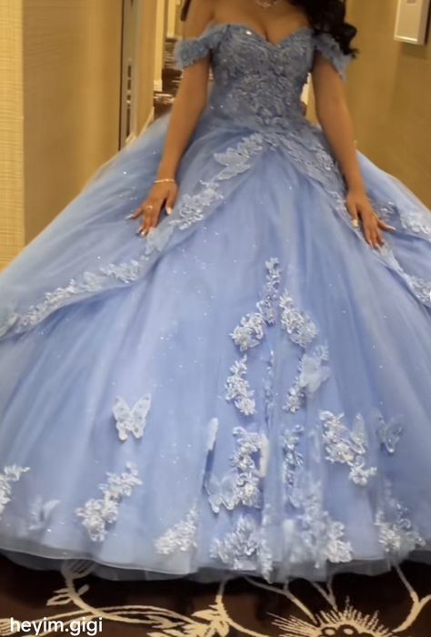 Dress Quinceanera Blue, Periwinkle Quince Dress, Quinceanera Dresses Periwinkle, Periwinkle Quince, Dusty Blue Quinceanera Dresses, Light Blue Quinceanera Dresses With Butterflies, Light Blue Quince Dresses, Blue Quimce Dress, Baby Blue Quince Dresses