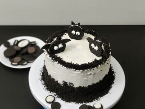 Soft, moist Oreo Biscuit Cake with cream cheese frosting and decorated with Oreo bats, this simple Halloween cake will leave you drooling! Who doesn’t love an Oreo! Twist, lick and dunk, right? Well, if you love Oreos and cakes, then you are definitely going to write home about this one. INGREDIENTS AND ALTERNATIVES : Oreos: Obviously! Just regular, original Oreo cookies. Oil: You can use any vegetable oil that does not give off a strong taste. I mostly use olive oil for all my c… Vanilla Oreo Cake Recipe, Vanilla Oreo Cake, Simple Halloween Cake, Oreo Bats, Oreo Biscuit Cake, Nut Roll Recipe, Oreo Cake Recipe, Bat Cake, Vanilla Oreo