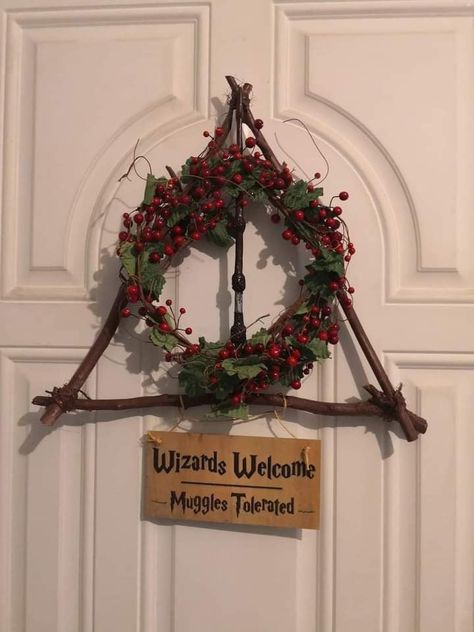 ¡Belleza a su máxima... - Potterheads La Gran Familia Hogwarts Christmas Decorations, Christmas Harry Potter Aesthetic, Christmas Harry Potter Decoration, Crhitsmas Ideas, Harry Potter Theme Christmas, Harry Potter Wreath, Harry Potter Themed Christmas, Harry Potter Christmas Decorations, Harry Potter Halloween Party