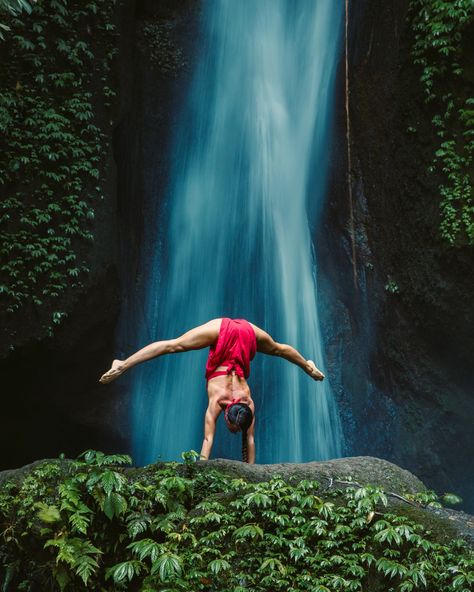 Handstand Pictures, Handstand Press Up, Handstand Photoshoot, Handstand Photo, Handstand Training, Handstand Calisthenics, Press Handstand, Yoga Handstand, Training Schedule