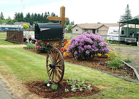 Rustic Mailbox, Country Mailbox, Rustic Mailboxes, Wagon Wheel Decor, Mailbox Makeover, Landscaping Ideas Front Yard, Mailbox Landscaping, Diy Mailbox, Unique Mailboxes