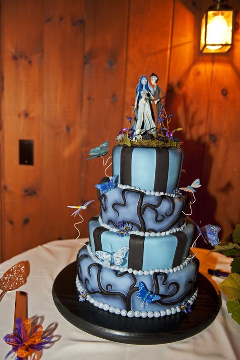 Corpse Bride wedding cake for October wedding.......delicious! Corpse Bride Wedding Colors, Corpse Bride Wedding Theme, Corpse Bride Wedding Cake, Corpse Bride Dress, Bride Wedding Cake, Corpse Bride Wedding, Theme Dresses, Bride Cake, Bride Birthday