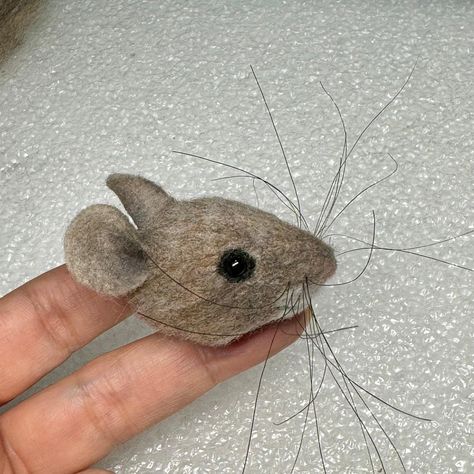 Mouse Needle Felting, Mouse Needle Felt, Needle Felted Mouse Tutorial How To Make, Felt Mice, Mouse Crafts, Needle Felting Diy, Tiny Clothes, Felt Beads, Felt Pictures