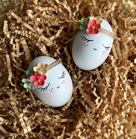 Eggs For Easter, Creative Easter Eggs, Easter Table Decor, Funny Eggs, Easter Egg Crafts, Egg Crafts, Wooden Eggs, Easter Table Decorations, Pastel Floral