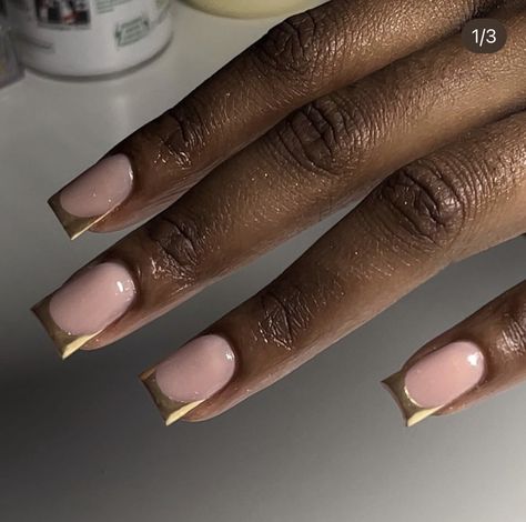 Gold French Nails Square, White And Gold Nails Acrylic Short, Pink Nails With Gold Tips, Pink And Gold French Tip Nails, Pink And Gold Nails Short, Golden French Tip Nails, Gold Nails Acrylic Short, White And Gold Short Nails, Short Chrome French Tip Nails