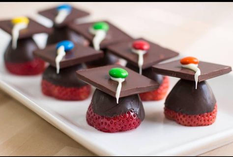 Graduation Dipped Strawberries, Strawberry Graduation Ideas, Chocolate Covered Strawberries Graduation, Grad Chocolate Strawberries, Graduation Deserts Ideas, Graduation Strawberry Ideas, Graduation Chocolate Covered Strawberry, Graduation Snack Ideas, Graduation Strawberries