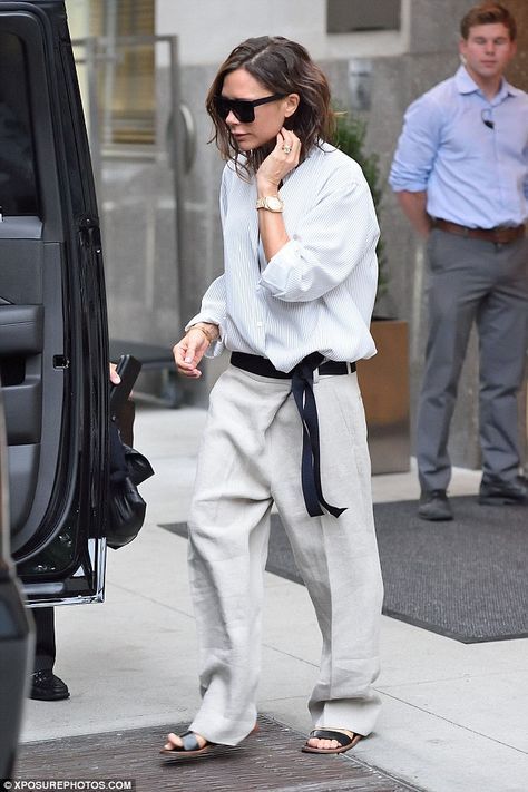 Victoria Beckham Style, Walking Down The Street, Olivia Palermo, 가을 패션, Spice Girls, Gigi Hadid, Mode Style, Mode Outfits, Victoria Beckham