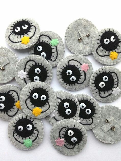 Studio Ghibli Crafts, Studio Ghibli Films, Soot Sprite, Baby Mobil, Cute Sewing Projects, Geek Crafts, Pola Sulam, Anime Crafts, Felt Brooch