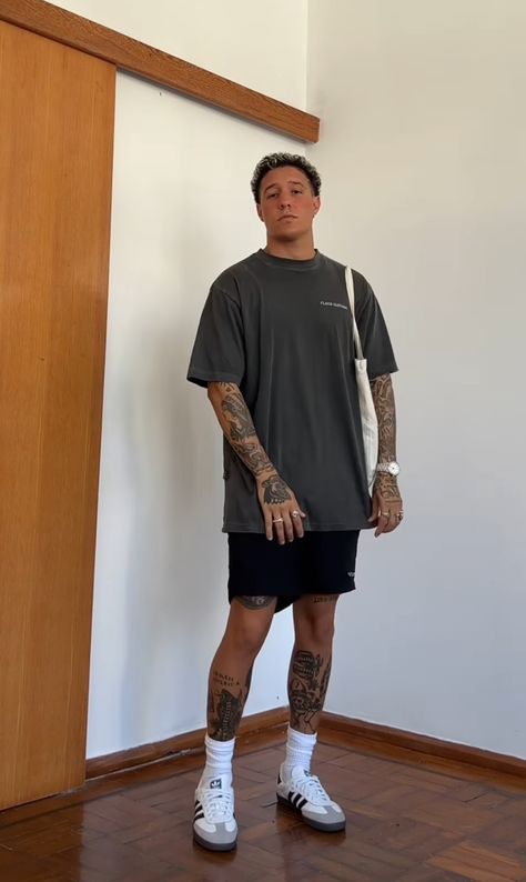 Samba And Shorts, Summer Outfits Men Streetwear Street Fashion, Short Outfit Men, Black Shorts Outfit Men, Samba Outfit Men, Eurotrip Outfits, Aesthetic Male Outfits, Black Shorts Outfit, Summer Outfits Men Streetwear