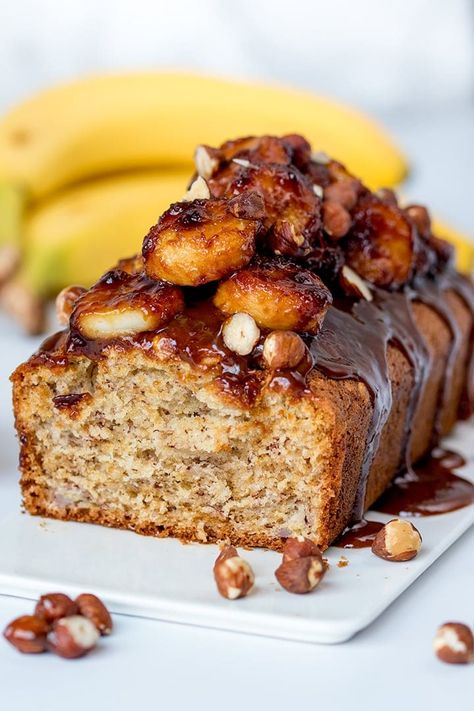 Fluffy, tender banana bread topped with piles of caramelized bananas, caramel sauce and hazelnuts. The BEST way to use up those bananas. #bananabread #bananacake #bananaloaf #bananas #easycake #brunchcake #overripebananas #leftoverbananas #caramelizedbananas Banana Bread Topping, Banana Frosting, Caramelized Banana, Bread Toppings, Brunch Cake, Banana Bread Recipe Moist, Pane Dolce, Tea Bread, Chocolate Spoons