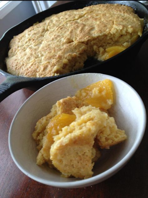 Peach Cornbread, Cornbread Cobbler, Corn Meal, Homemade Vanilla Ice Cream, Sweet Cornbread, Drop Biscuits, Raw Food Diet, Corn Bread Recipe, Cobbler Recipes