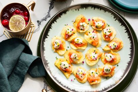 Smoked Salmon-Potato Chip Canapés Smoked Salmon Potato, Holiday Finger Foods, Easter Appetizers Easy, Breakfast Party Foods, Easy Dinner Casseroles, Easter Appetizers, Salmon Potato, Fancy Casual, Breakfast Party