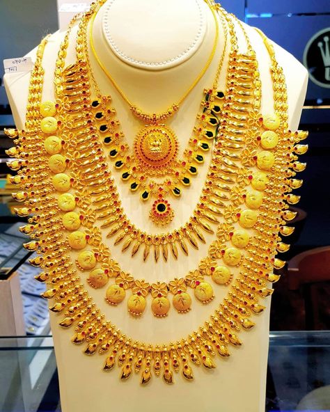 Wedding Gold Set Kerala, Jewelry Set Design For Wedding, Kerala Wedding Jewellery Set, Kerala Jewellery Set, Kerala Gold Necklace Designs, Kerala Bridal Jewellery Set, Kerala Gold Jewellery, Gold Pictures, Kerala Jewellery