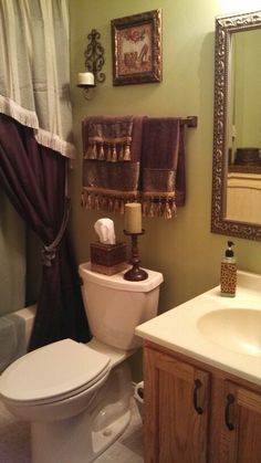 Love this small bathroom. Tuscan Bathroom Decor, Tuscan Bathroom, Bathroom Towel Decor, Primitive Bathrooms, Decorating Bathroom, Tuscan Design, Restroom Decor, Mediterranean Home Decor, Tuscan House