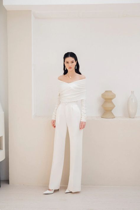 Women's Josie Gathered Off-Shoulder Cotton Shirt S/M/L White MEAN BLVD White Pants Formal Outfit, Korean Off Shoulder Outfit, All White Outfit Classy, Fine Dining Outfit, Slender Shoulders, Classy Outfits For Women, Mean Blvd, Look Formal, White Tone