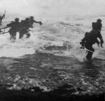 The Man Who Fought in WWII With a Sword and Bow Ww2 Facts, Bizarre Photos, Bravest Warriors, Military Photos, The Eighth Day, United States Army, D Day, World History, Amazing Stories