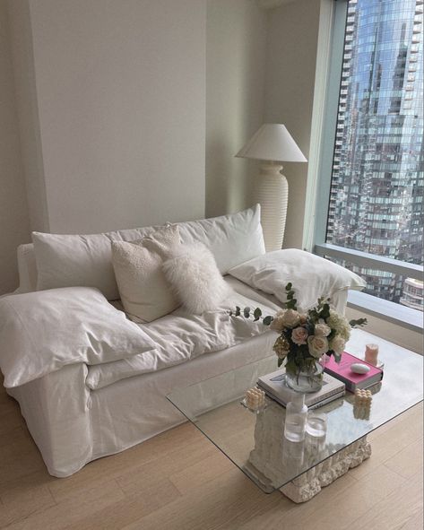 White Sofa Aesthetic, Small White Couch, Apartment Decor Vintage, Sofa Apartment, White Loveseat, Chicago Living, Grandparents House, White Couch, White Lounge