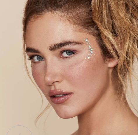 Silver Face Jewels, Sequin Face Makeup, Stones On Face Makeup, Face Crystals Festival, Face Jewels Festival, Rhinestone Face Design, Face Jewels Simple, Face Stones Makeup, Face Rhinestone Ideas