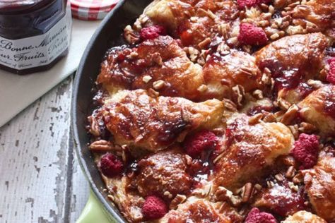 Every good cook should have a no-fail brunch recipe up their sleeves, and I personally consider the “French toast�” casserole to be the holy grail of weekend entertaining. Just in time for a Mother’s Day debut, this decadent combination of Bonne Maman Four Fruit Preserves and buttery croissants — baked up in a gorgeous Le Creuset skillet — is the newest recipe to take top honors at my breakfast table. Skillet French Toast, Cauliflower Fritters, Iron Skillet Recipes, Cast Iron Skillet Recipes, Best Casseroles, French Toast Casserole, Skillet Meals, Iron Skillet, Bread Pudding