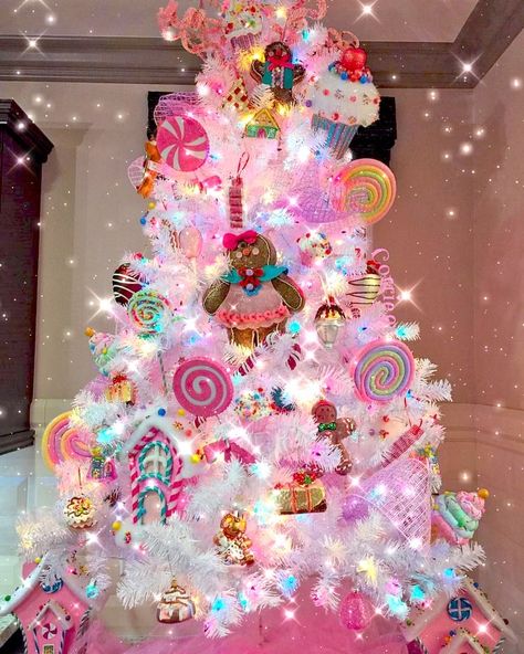 Brenda Munger A Pink Christmas, Christmas Tree Decorated, Candy Christmas Tree, Candy Tree, Creative Christmas Trees, Pink Xmas, Pink Christmas Decorations, Christmas Themes Decorations, Candy Theme