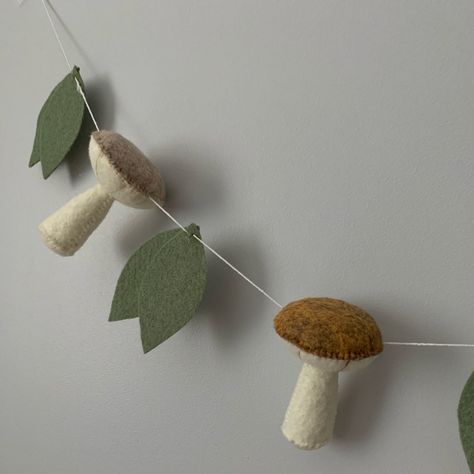 Mushroom Themed Nursery, Felt Mushroom Garland, Felted Decorations, Mushroom Nursery, Mushroom Garland, Woodland Garland, Room Forest, Mobile Ideas, Pom Pom Mobile