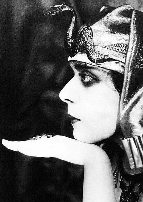 Love Theda Bara, Silent Film Stars, Silent Movie, Roaring Twenties, Foto Art, Cincinnati Ohio, Silent Film, Downton Abbey, Vintage Hollywood