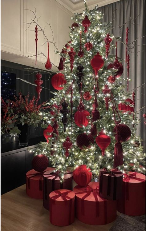 Red Christmas Decor, Christmas Dreaming, Cozy Christmas Decor, Elegant Christmas Trees, Red Christmas Tree, Christmas Interiors, Christmas Tree Inspiration, Christmas Themes Decorations, Cozy Ambiance