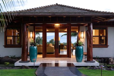 This tranquil Hawaiian hideaway blurs the lines between indoors and out Tropical Island House, Rustic Lake Houses, Hawaiian Homes, Bali House, Hawaii Photography, Mediterranean Style Homes, Stephanie Brown, Hawaii Homes, Island House