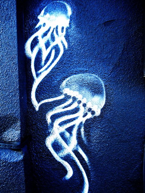 jelly fish graffiti Ocean Graffiti Art, Jellyfish Graffiti, Ocean Graffiti, Fish Graffiti, Beach Graffiti, Paint Mural, Graffiti Room, Graffiti Spray Paint, Fish Background