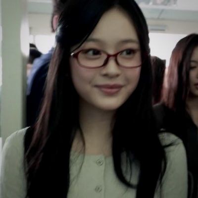 New Jeans Pfp Icons, Newjeans Long Hair, Newjeans Icons Widget, Kpop Idol Glasses, Newjeans Hair, Newjeans Hairstyles, Kpop Gg Outfits, Kpop Glasses, Newjeans Pfps