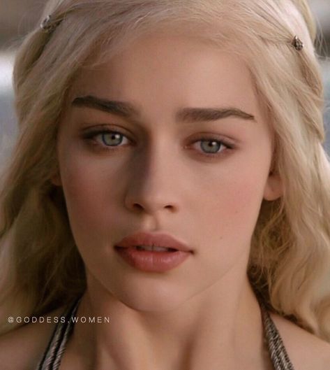 Daenerys Makeup, Targaryen Makeup, Daenerys Targaryen Makeup, Angelica Aesthetic, Emilia Clarke Daenerys, Emilia Clarke Daenerys Targaryen, House Targaryen, Front Face, Mother Of Dragons